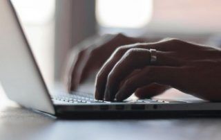 Persona usando ordenador con software para gestionar CAE
