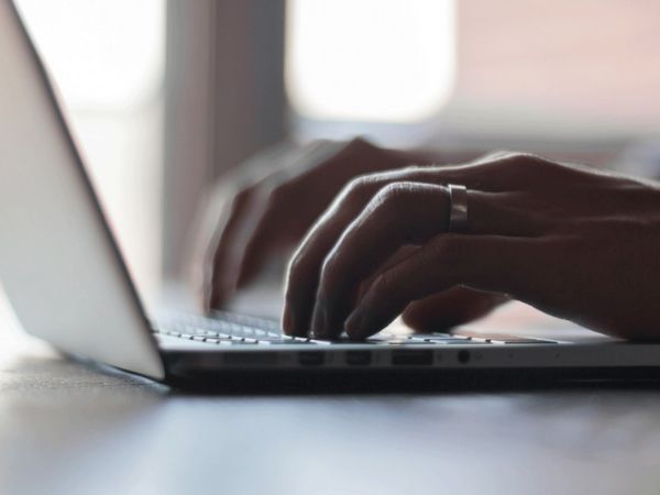 Persona usando ordenador con software para gestionar CAE