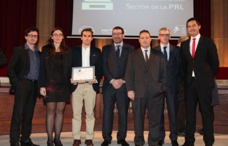 Addingplus recogiendo premio mejores practicas PRL Equipo Addingplus haciéndose foto con premio a mejores prácticas PRL 2015