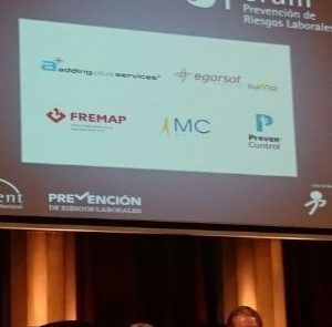 Premiados foment del treball Forum PRL Proyección con los logos de los premiados a mejores practicas PRL 2015