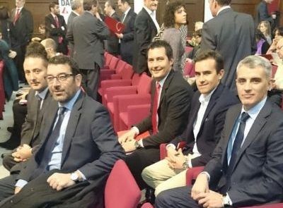 equipo Addingplus esperando a recoger premio PRL Equipos Addingplus sentados esperando a recoger premio mejores prácticas PRL