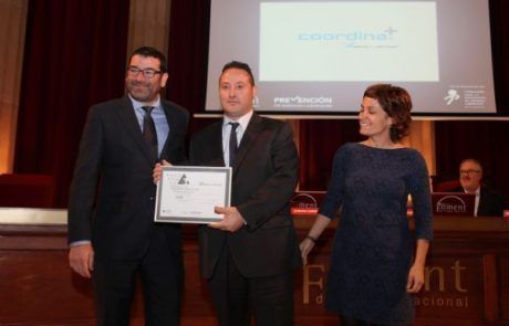 Gerentes addingplus con premio PRL Gerentes Addingplus recogiendo premio mejores prácticas PRL 2015