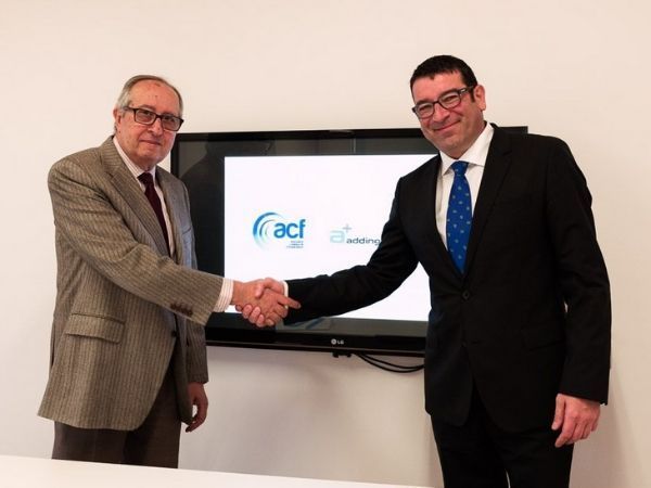Xavier Vallhonrat y Francisco Solís se dan la mano
