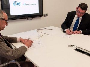 Firma acuerdo ACF y Addingplus