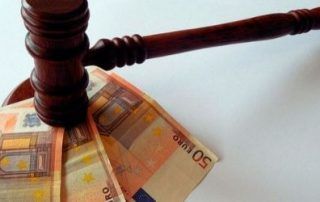 Mazo encima de billetes de 50 euros, responsabilidad frente accidente laboral de una subcontrata