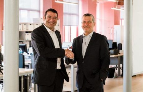 Representantes Pall-ex y Addingplus sentados dándose la mano