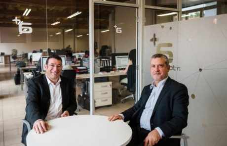 Representantes Pall-ex y Addingplus sentados en una mesa