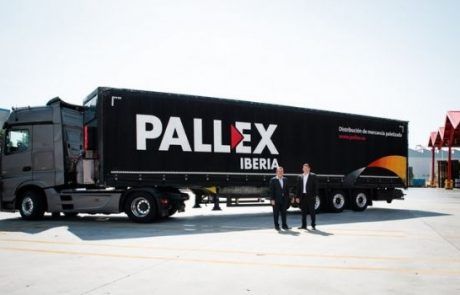 Representantes addingplus y Pall-ex posan delante de camión de Pall-ex Iberia