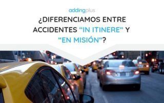 Coches parados en un semáforo con pregunta diferencia entre accidentes in itinere y en misión