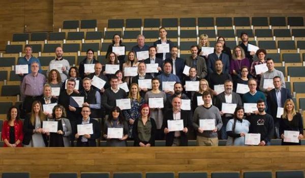 Reconocidos para facilitar el acceso a la ocupación a personas del Prat de Llobregat, enseñando diploma.