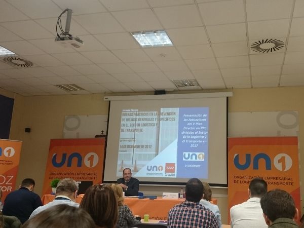Tribuna conferencia en Uno logísitica
