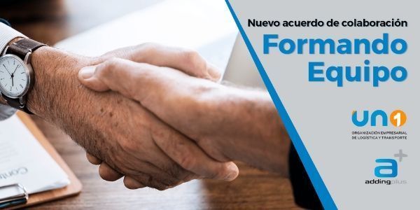 Imagen dándose la mano con acuerdo colaboración UNO y Addingplus