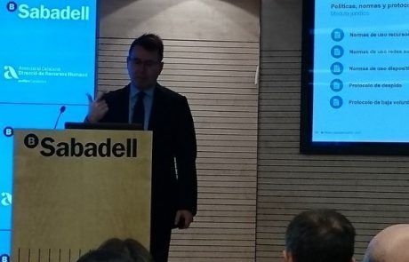 Conferiante Jornadas Aedipe Conferenciante jornadas AEDOPen Atril del auditori Torre Banc Sabadell