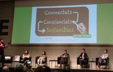 Proyección con el lema Conectados Concienciados Sostenibles en jornadas colaborativas