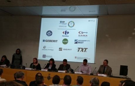 Escenario presentació FP Prat Escenario con conferenciantes de las jornadas FP Prat