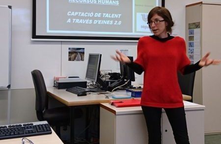 Charla durante la sesión de apoyo a la empresa Chica exponiendo como captar talento humano