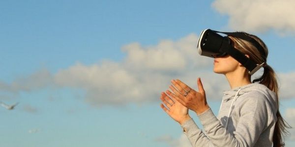 Chica en la calle con aparato de realidad virtual como nueva tendencia digital