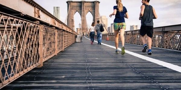 Chicos corriendo por un puente intentando superar sus límites