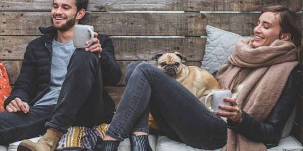 Pareja con Pug en la terraza