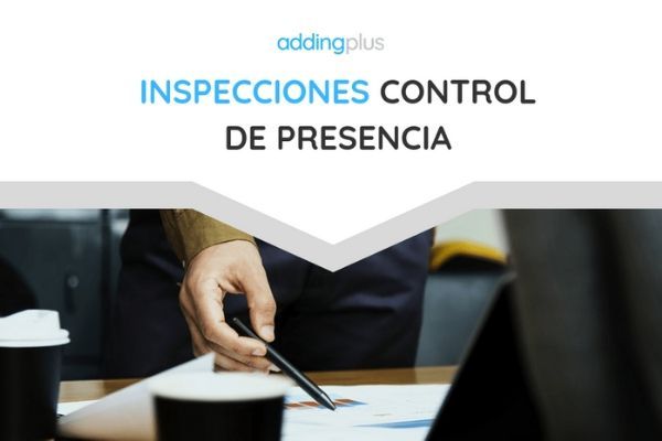 Mano haciendo inspeccionando datos de presencia sobre una mesa