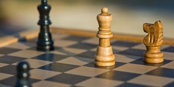 Piezas de ajedrez simulando estrategia de marketing
