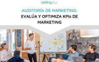 Grupo de chicos revisando pizarra para optimizar kpi