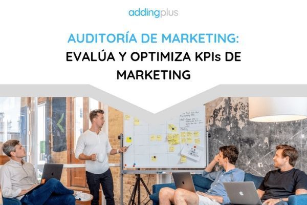 Grupo de chicos revisando pizarra para optimizar kpi