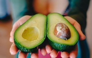 Aguacate partido por la mitad