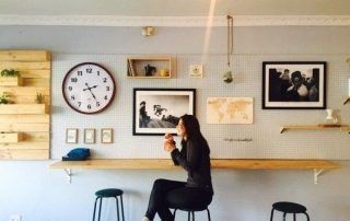 Chica sentada en su hora de descanso