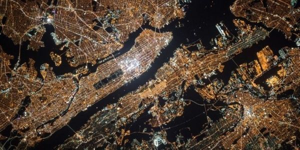 Manhattan iluminada por la noche