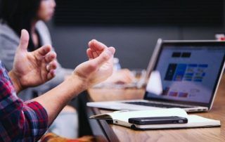 Reunión cerrando acuerdos comerciales