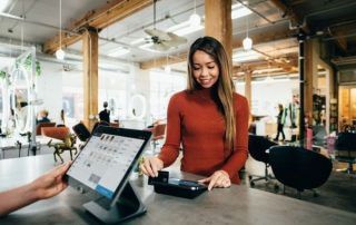 Chica pagando experiencia de compra satisfactoria