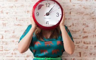 Chica sujetando reloj