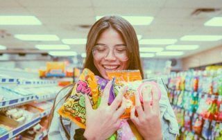 Chica acumulando herramientas útiles