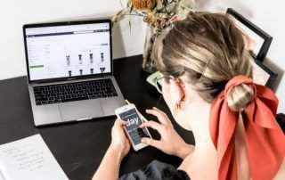 Trabajadora usa software para teletrabajo como medida preventiva contra el Coronavirus