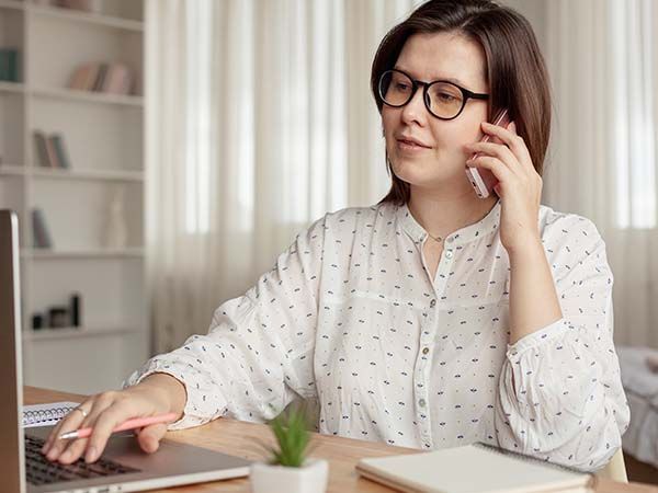 Mujer teletrabajando