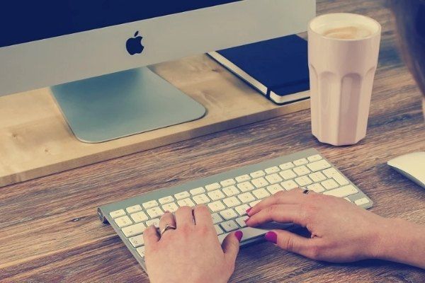 Comunicación B2E teletrabajando desde casa