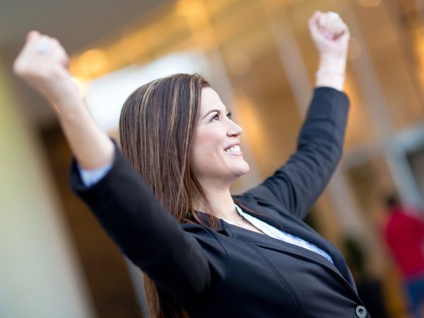 agente comercial exitosa mujer equipo ventas motivada